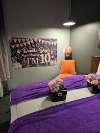 I guess there was one tall light in the corner maybe another on the other side would have really helped