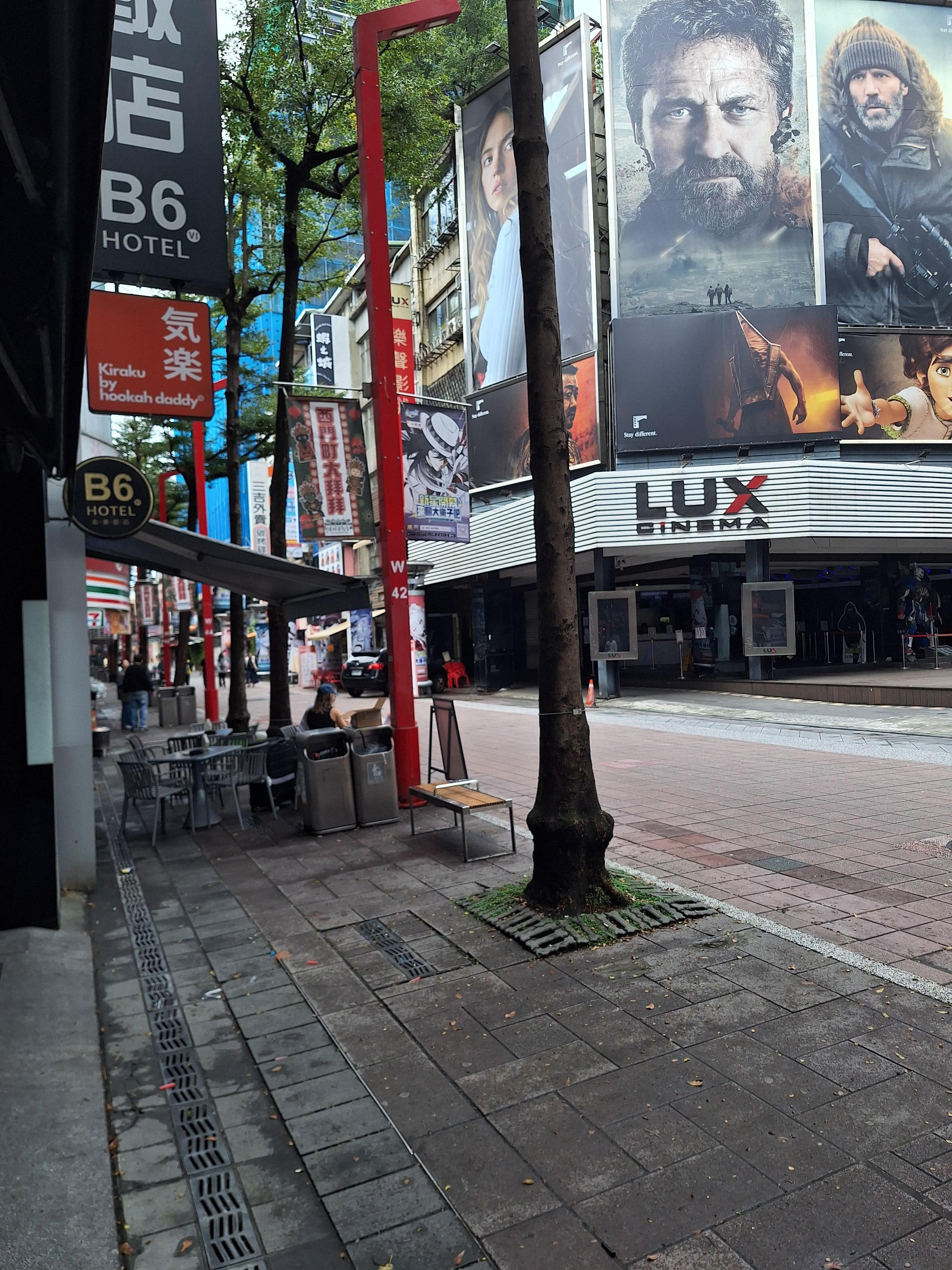 Very convenient location cinema 7 11 and shopping place are easy to reach