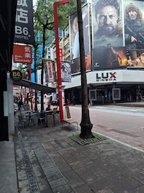 Very convenient location cinema 7 11 and shopping place are easy to reach