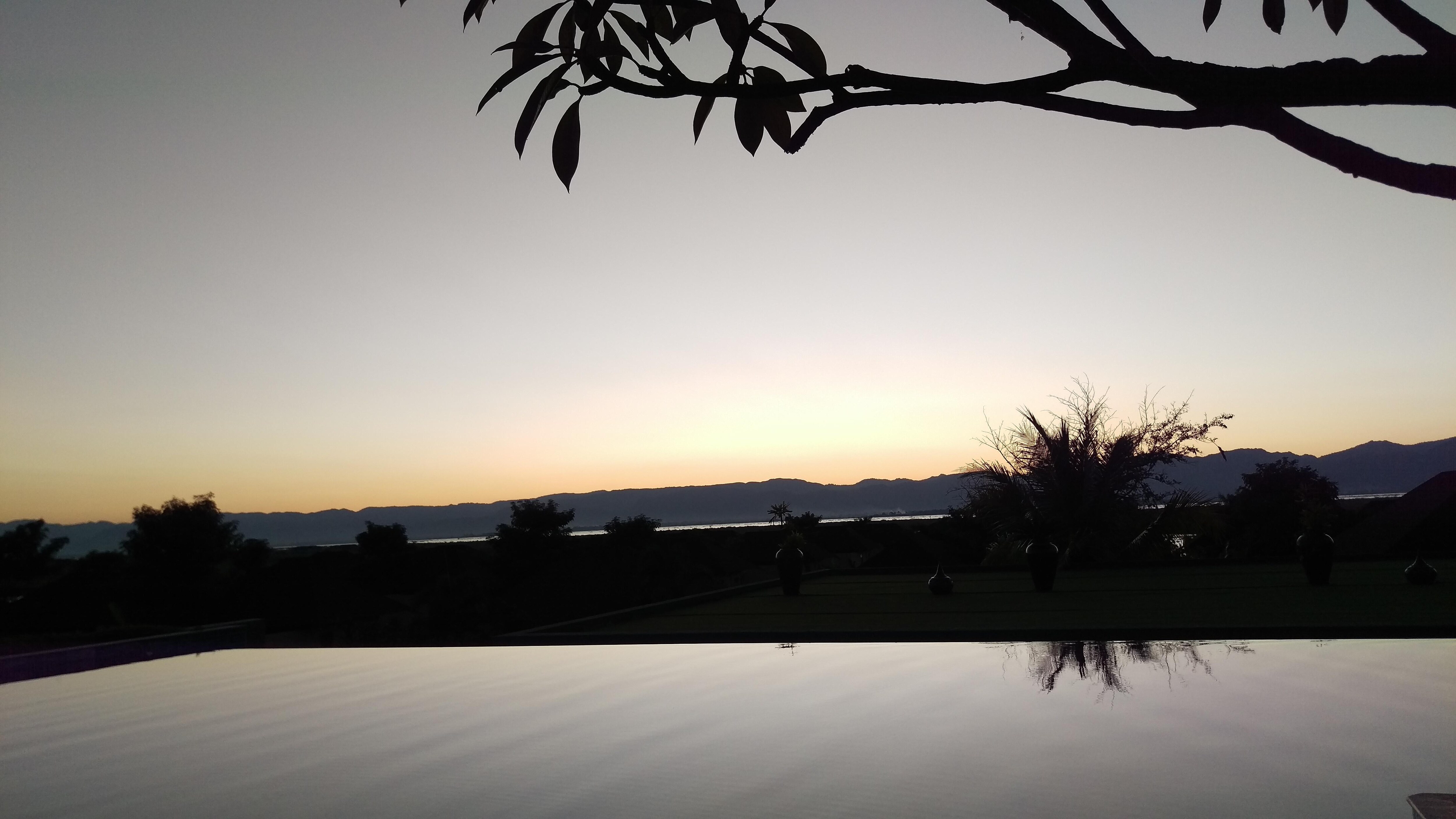 プールサイドからの夕景