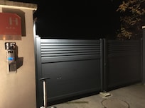 21 h15 portail clos personne .2 degrés . Il y a un numéro d urgence ( mais n ayant pas de tél puisque j arrive de l étranger ) je dois attendre 1/2 h à 2 degrés