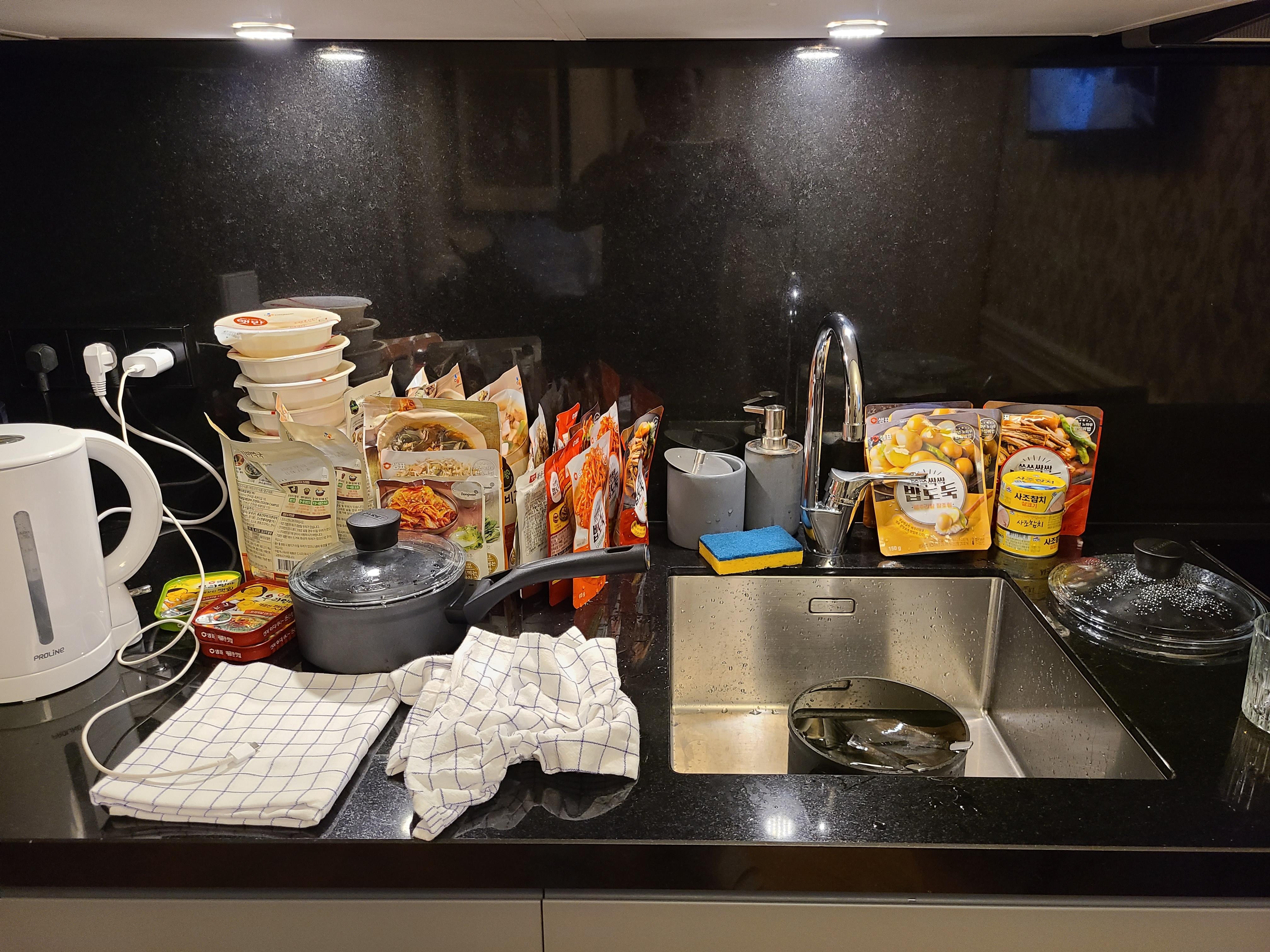 주방에 가저간 음식들을 꺼내놓은 것임