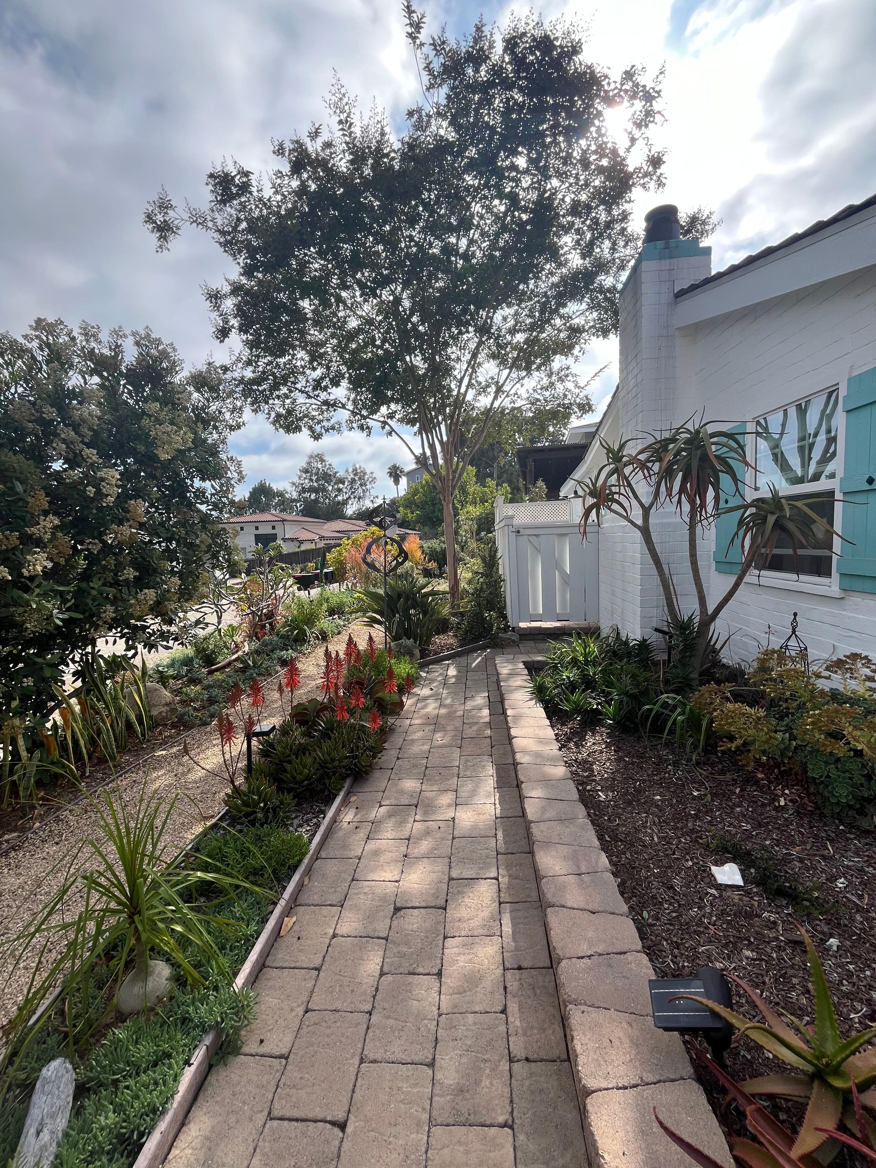 Lovely garden on the side of the cottage.