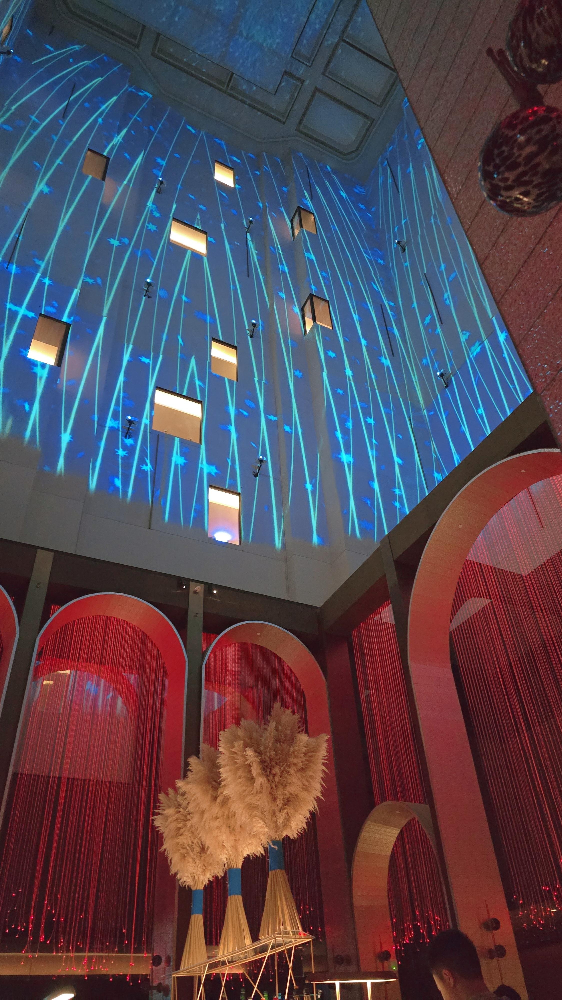 8:00／10：00／12：00有燈光秀