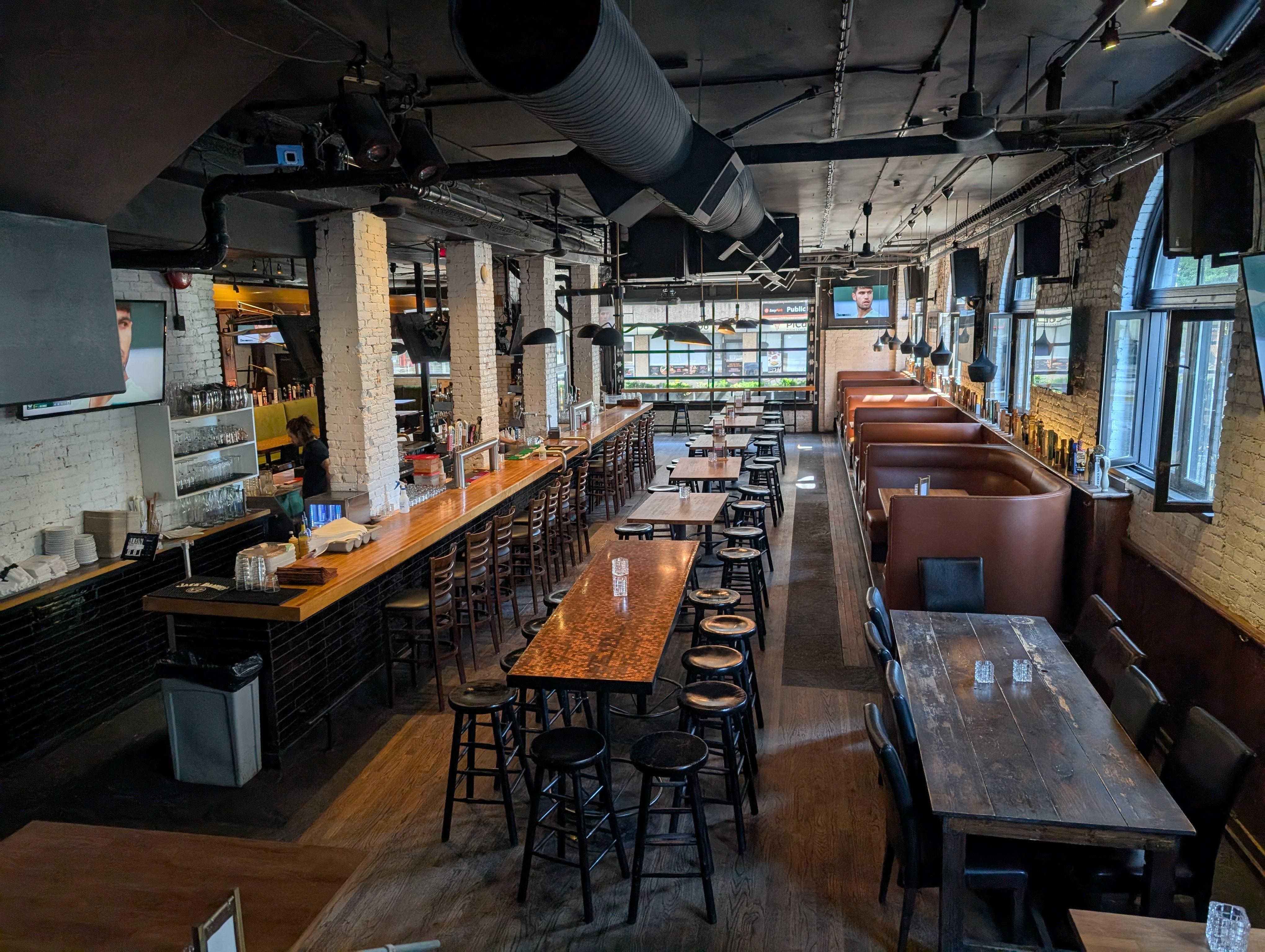 Malone bar on-site, cool and spacious!