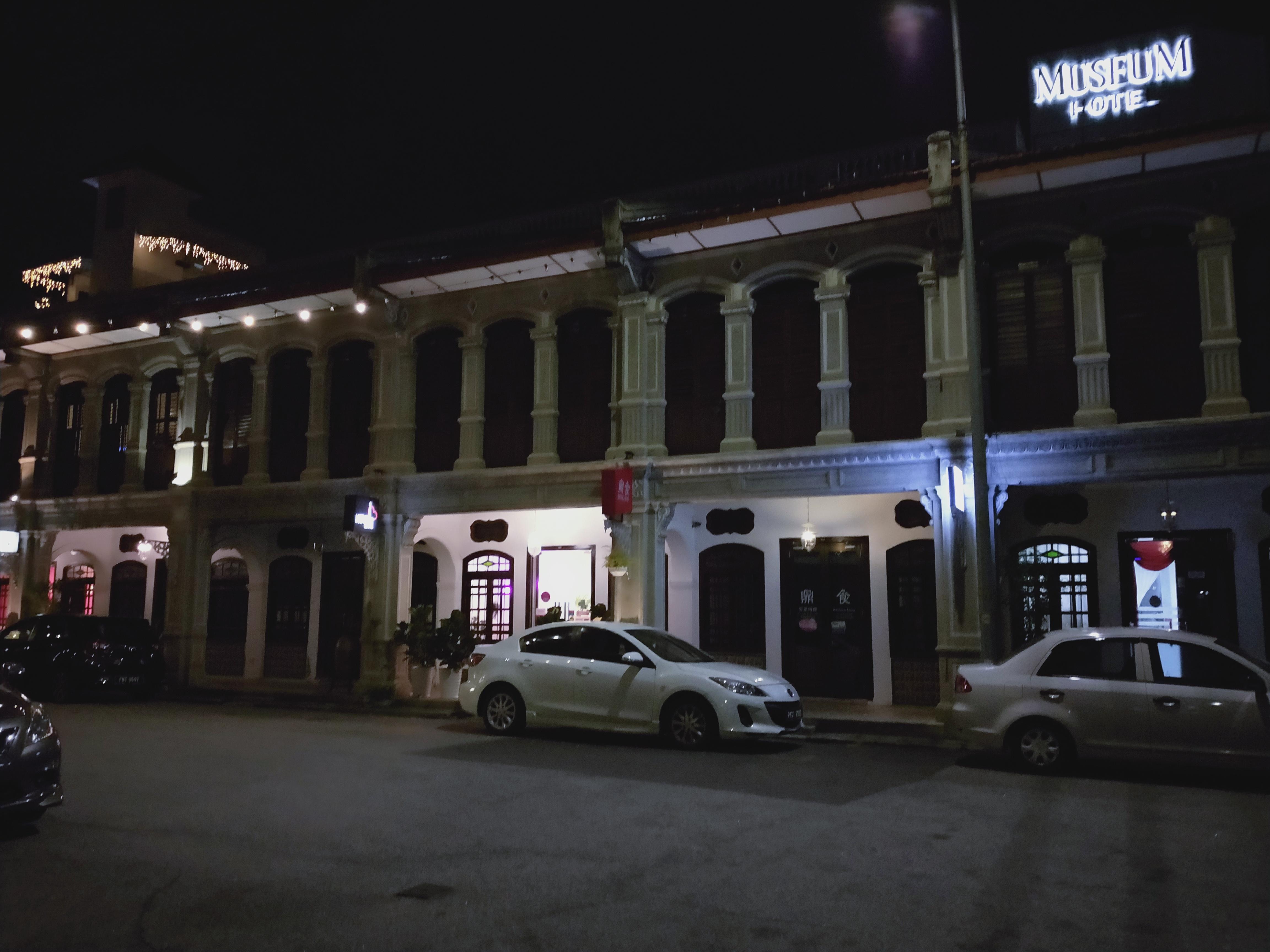 夜のホテルの全景
