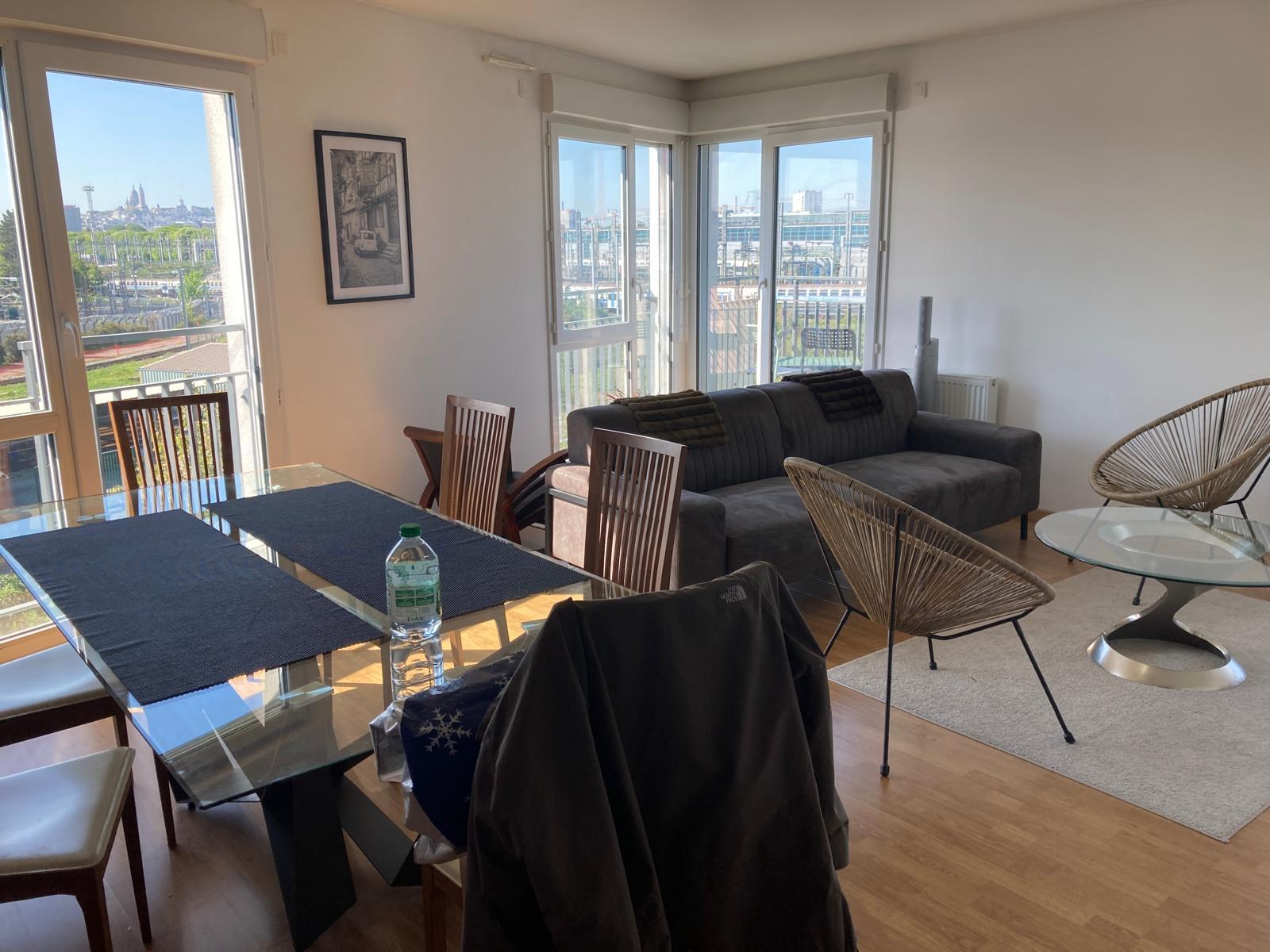 Wohnzimmer mit Aussicht auf Paris. Allerdings nicht die gebuchte Wohnung
