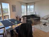 Wohnzimmer mit Aussicht auf Paris. Allerdings nicht die gebuchte Wohnung
