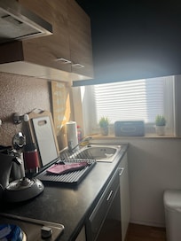 Einbauküche mit vielen Haushaltsgeräten