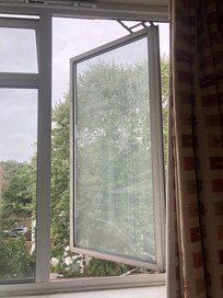 No WINDOW HINGE. The window doesn’t close!!!