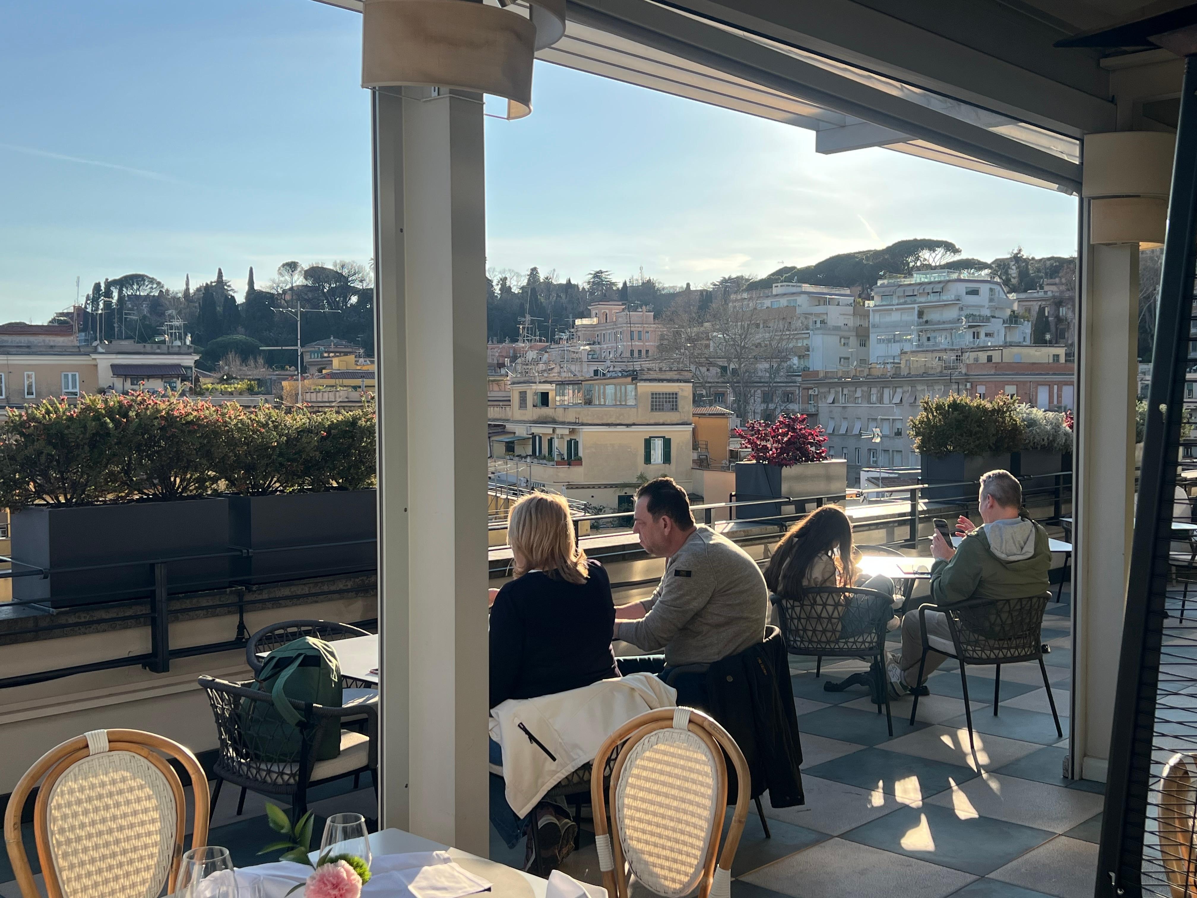 Fantastisch dakterras met restaurant met uitzicht over Rome 