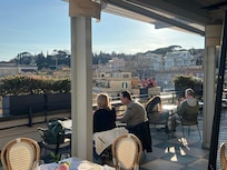 Fantastisch dakterras met restaurant met uitzicht over Rome