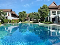 Swimmingpoolen vid receptionen och restaurangen