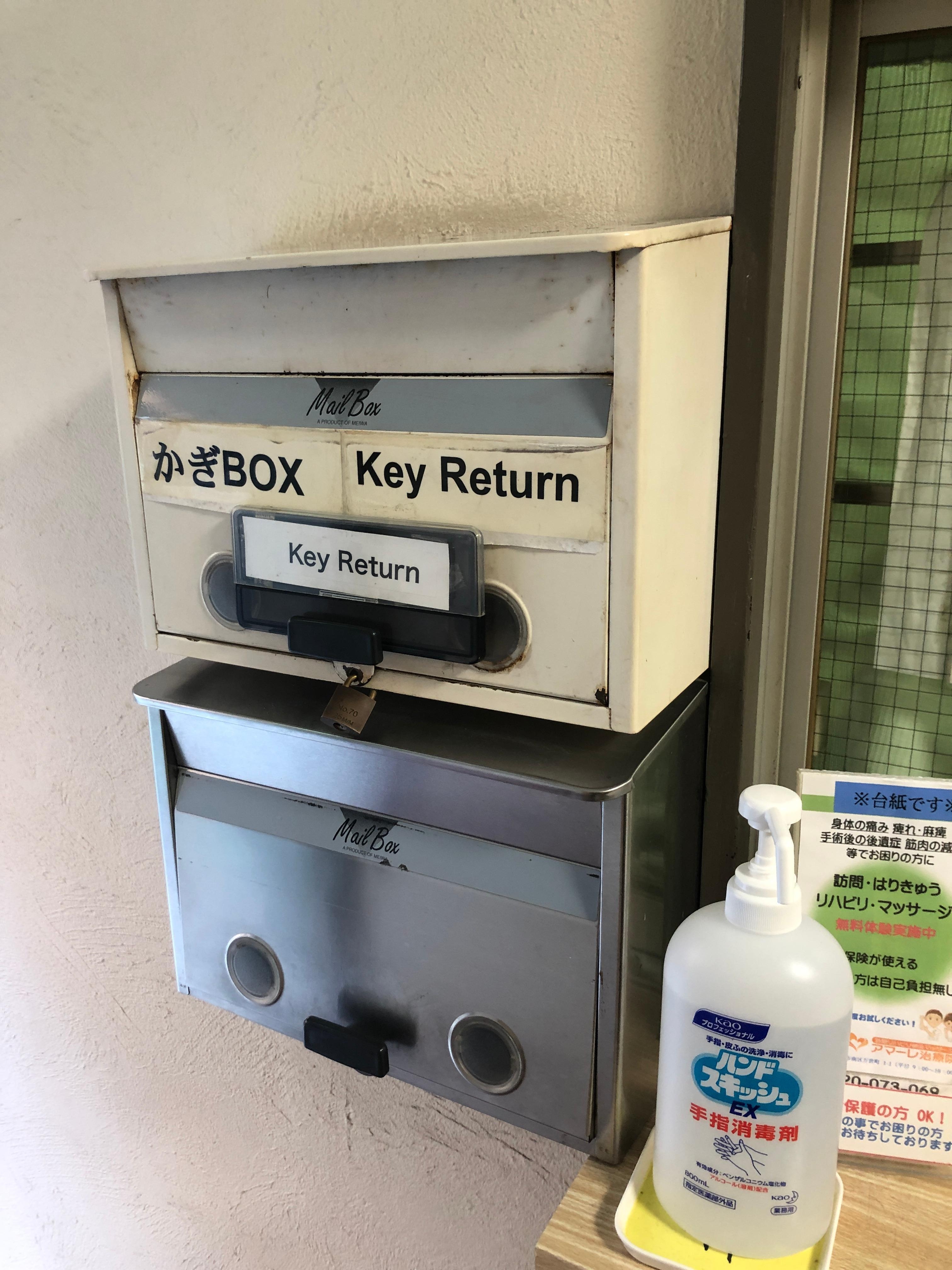 1階入口にあるポスト。チェックアウトのときに鍵を入れる
