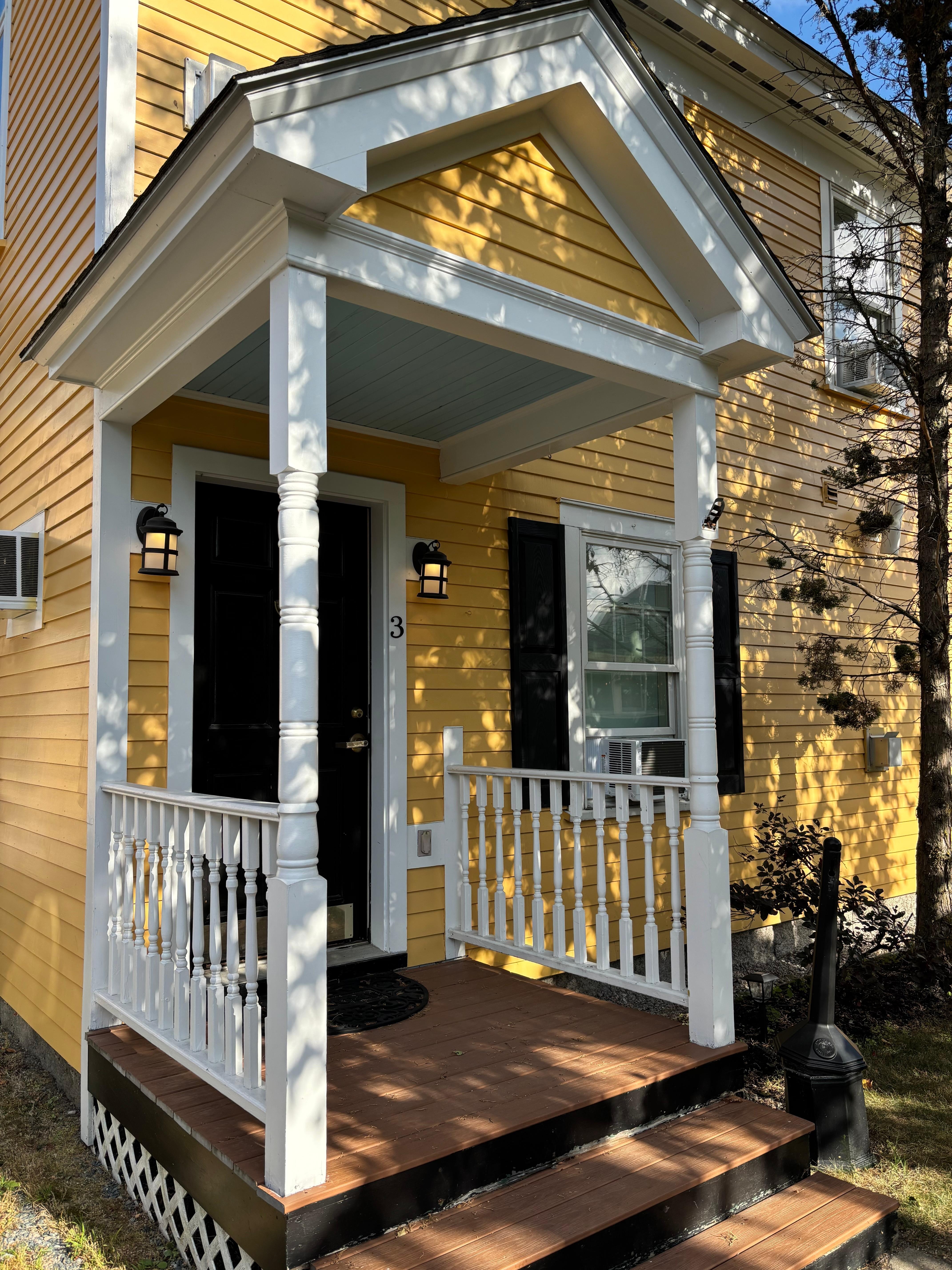 The lock works fine  (must lock it manually with button on inside knob then pull shut) 