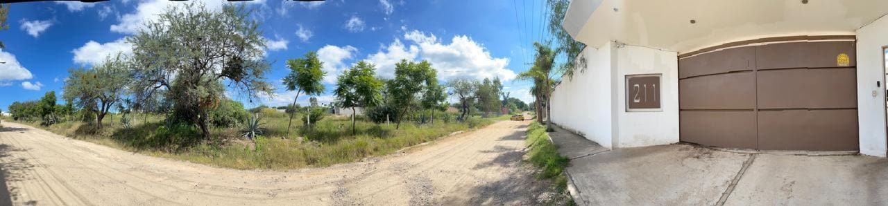 Parte de afuera, es terracería,  no esta pavimentado, no hay comercios alrededor.