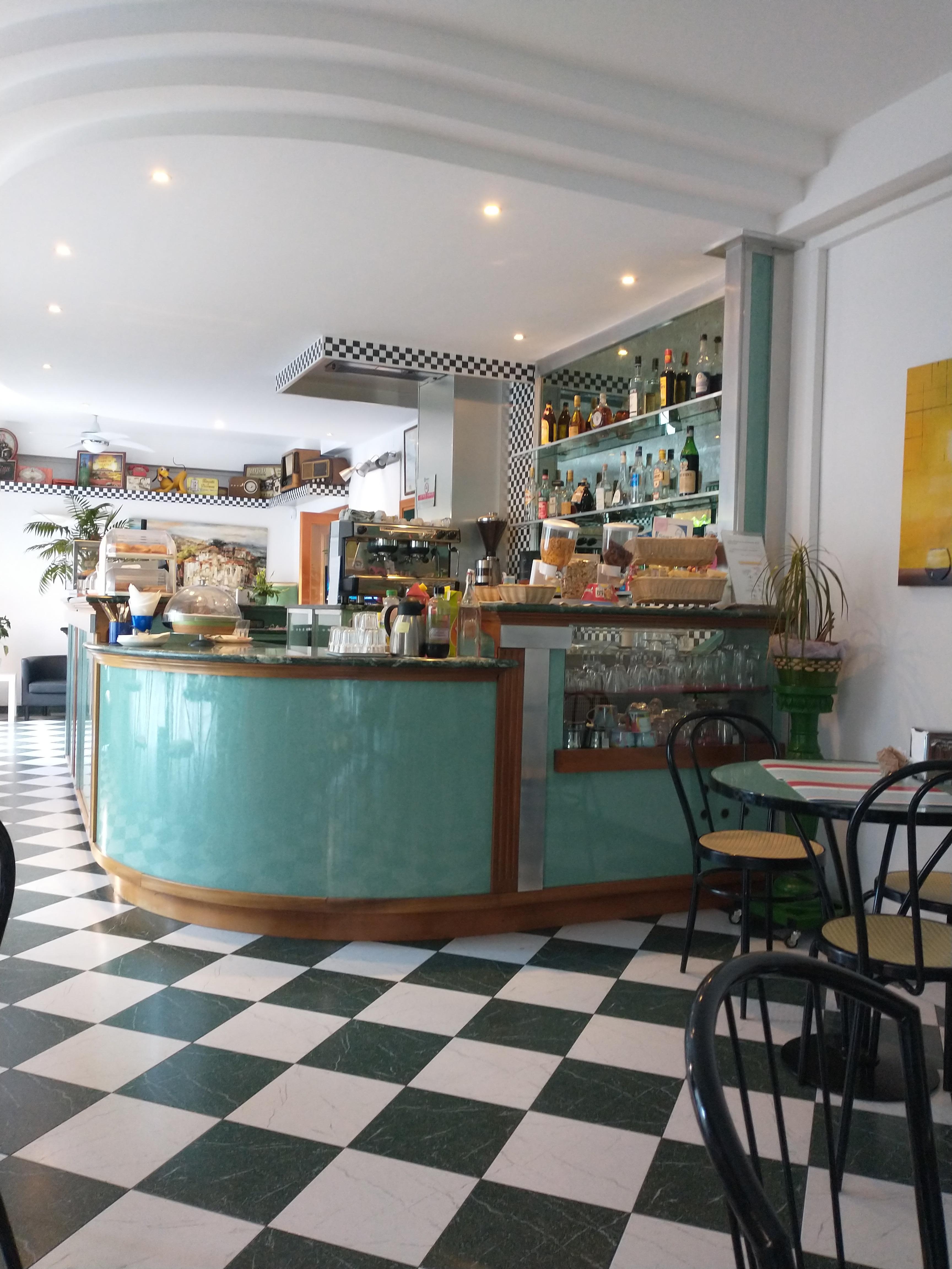 Lovely 1950 s vibe.
