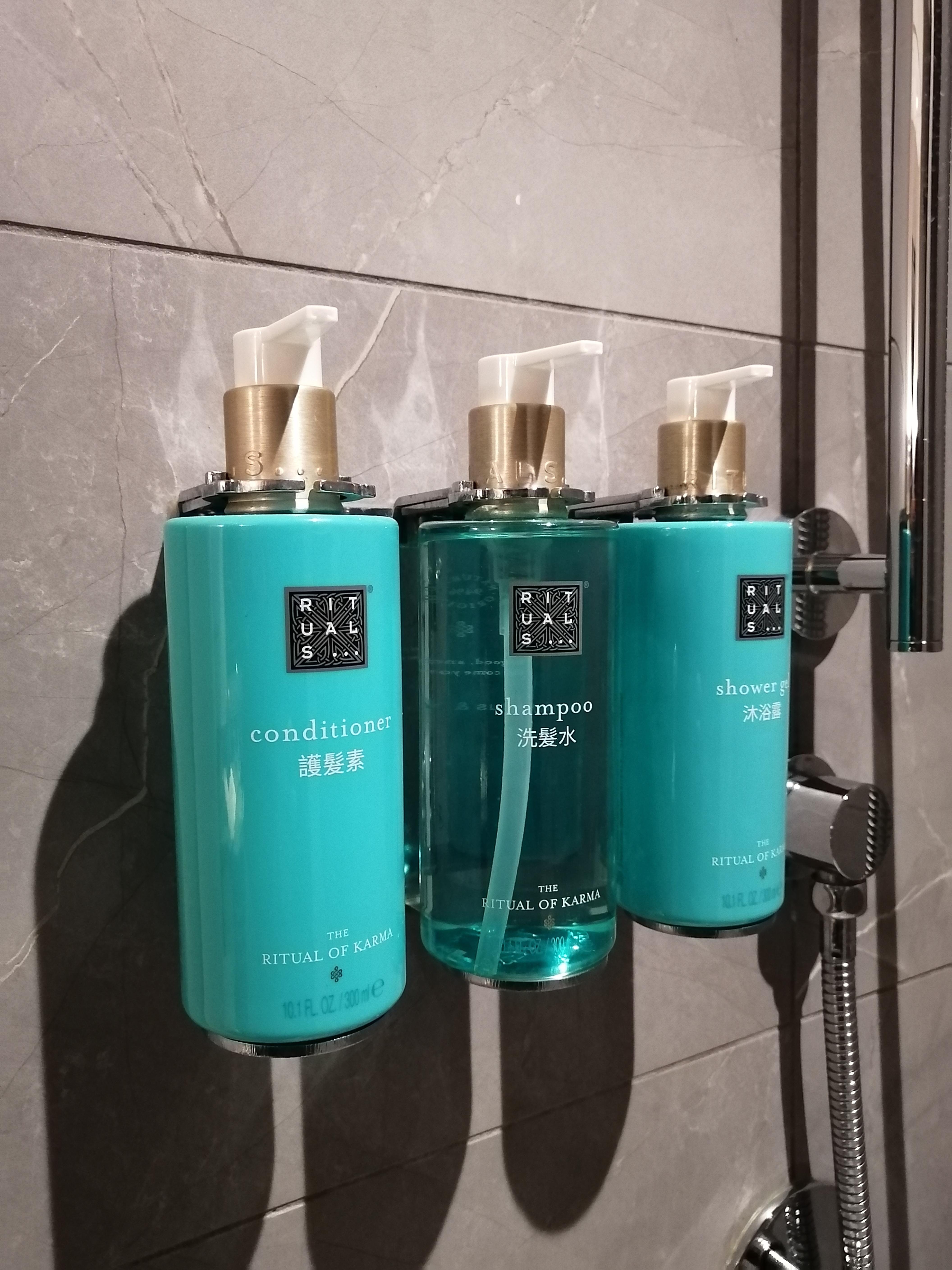 シャンプー、トリートメント、ボディシャワー