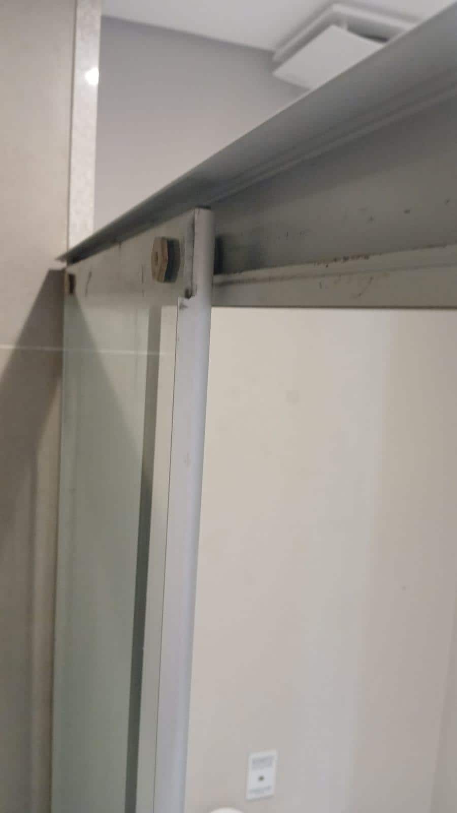 faltando o tamponato do trilho do box de um lado