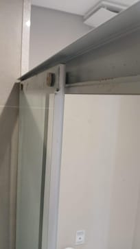 faltando o tamponato do trilho do box de um lado