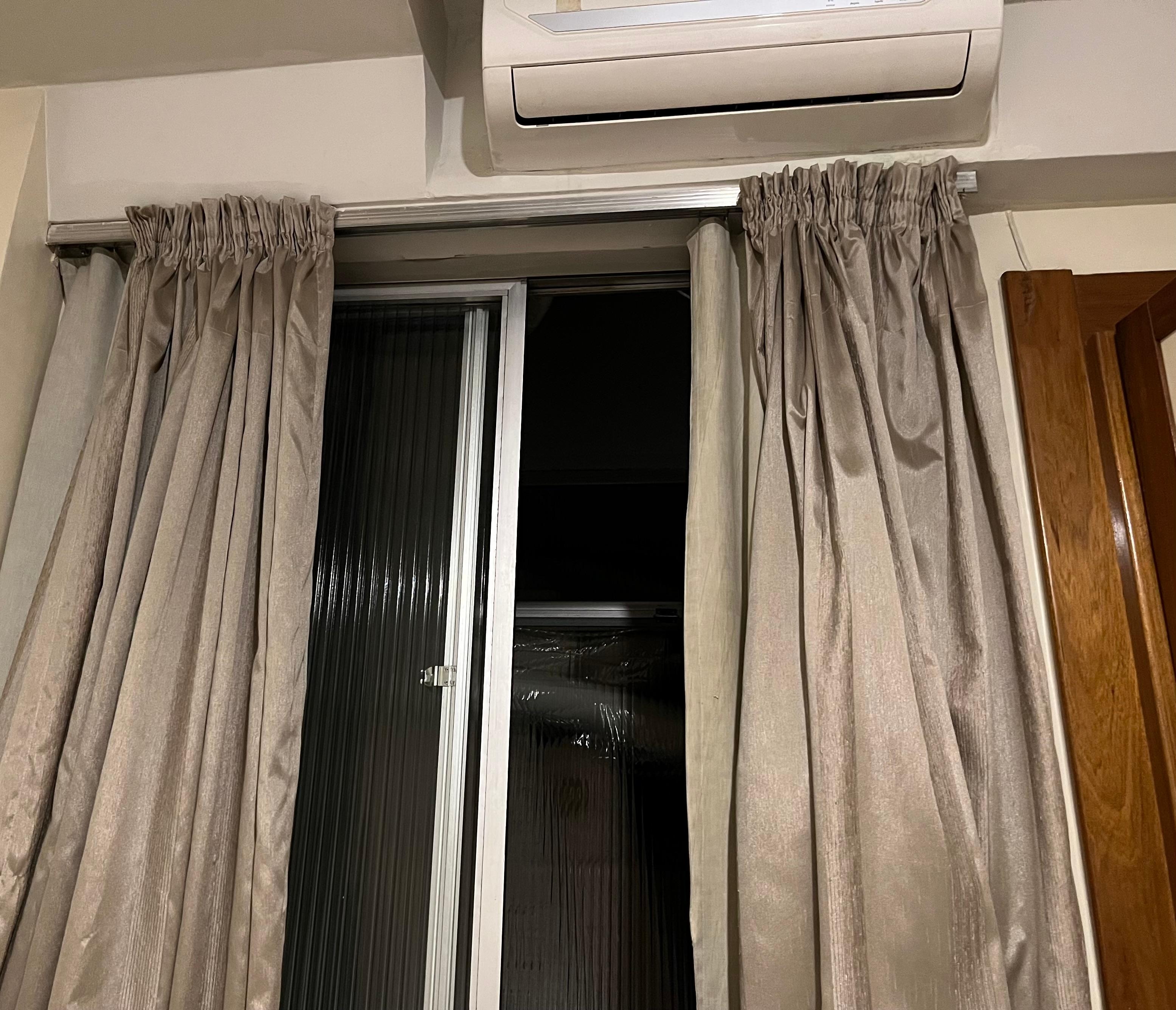 Janela do 803; cortina bem suja