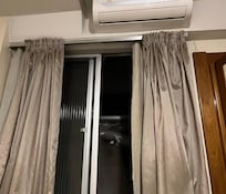 Janela do 803; cortina bem suja