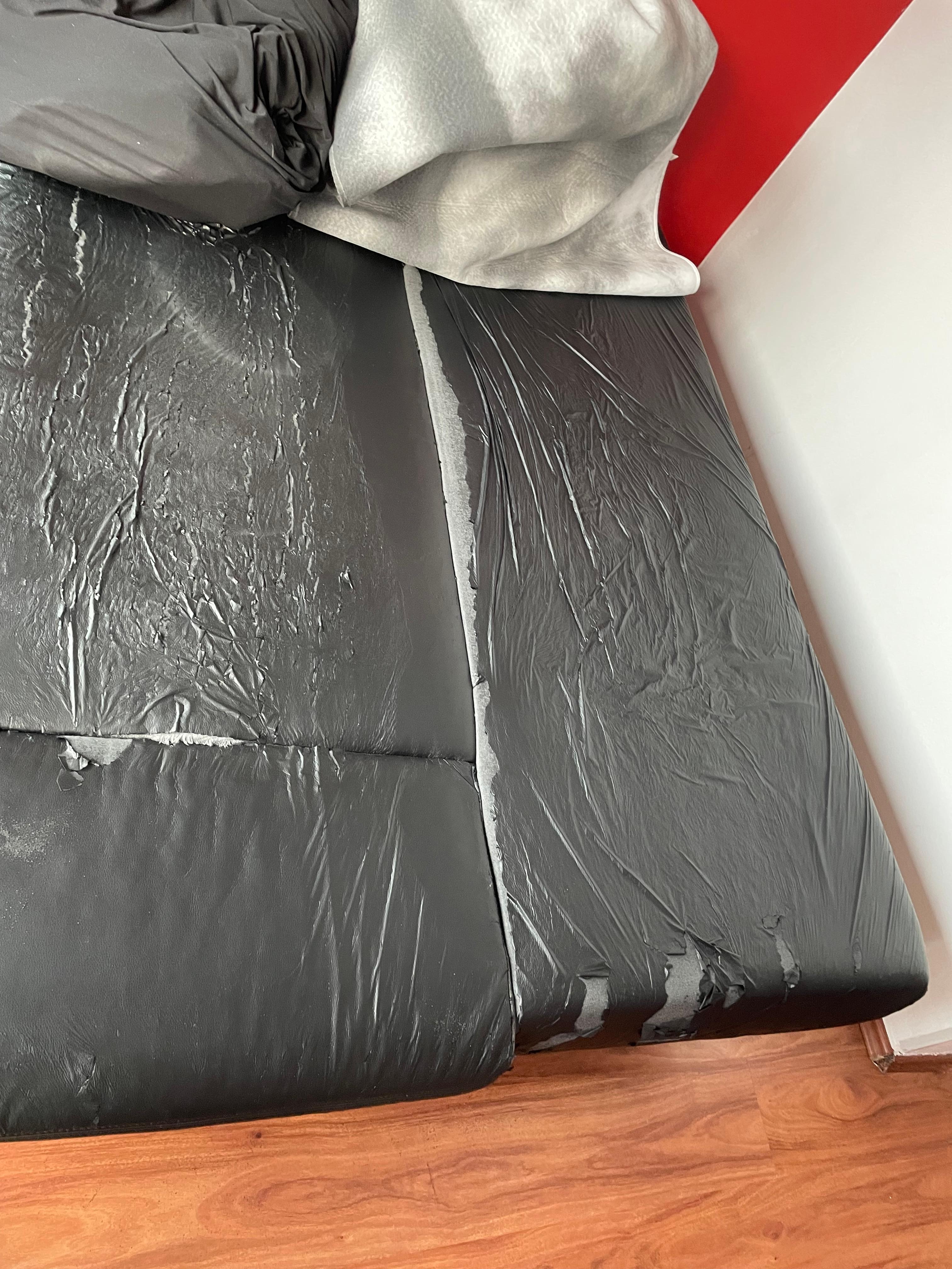 Schlafsofa
Kunstleder ist kaputt und bröselt ab