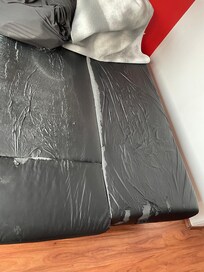 Schlafsofa
Kunstleder ist kaputt und bröselt ab