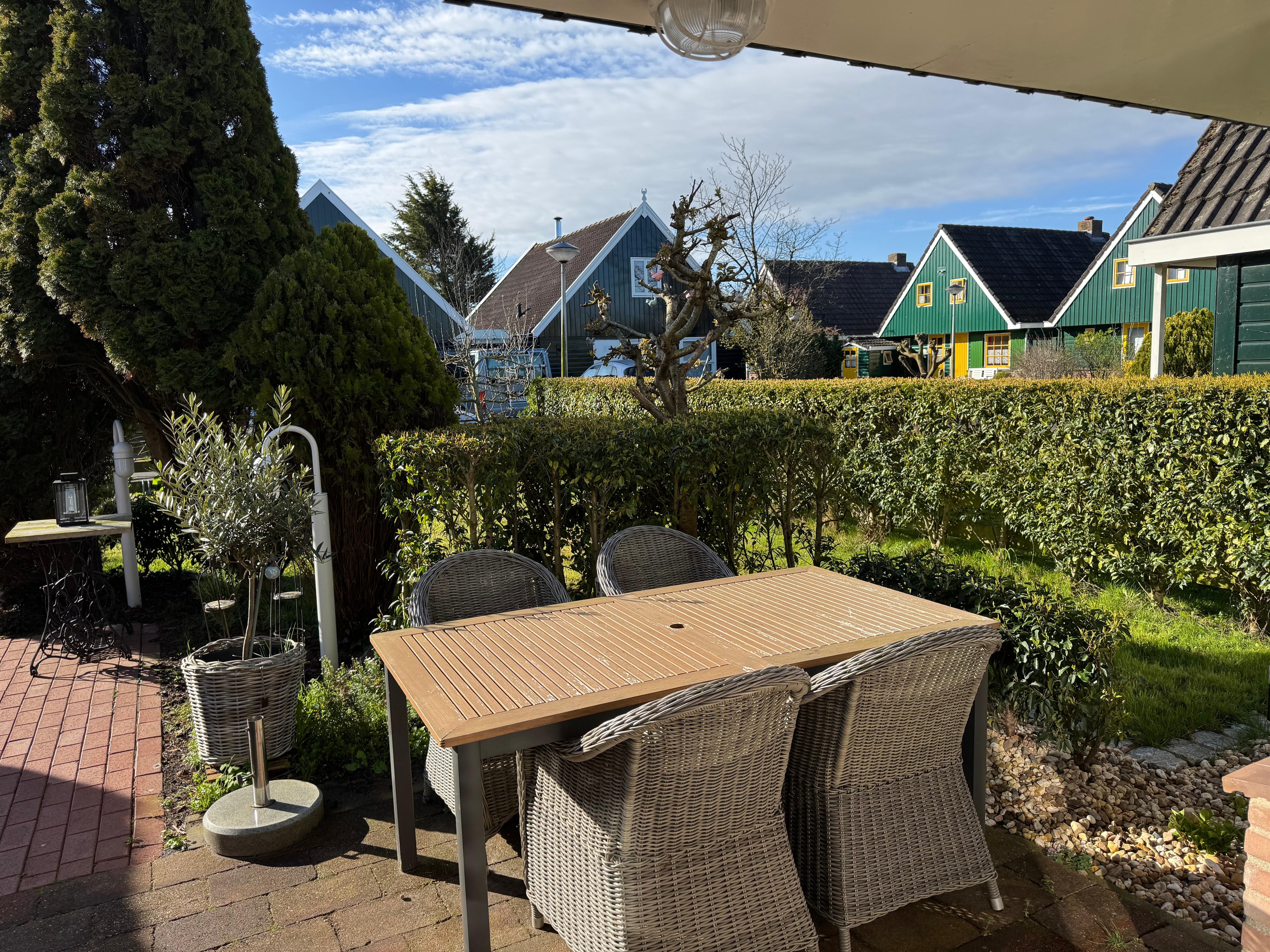 Der Sitzplatz vor dem Haus. Hinter dem Haus gibt’s noch einen 2. 