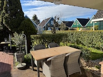 Der Sitzplatz vor dem Haus. Hinter dem Haus gibt’s noch einen 2.