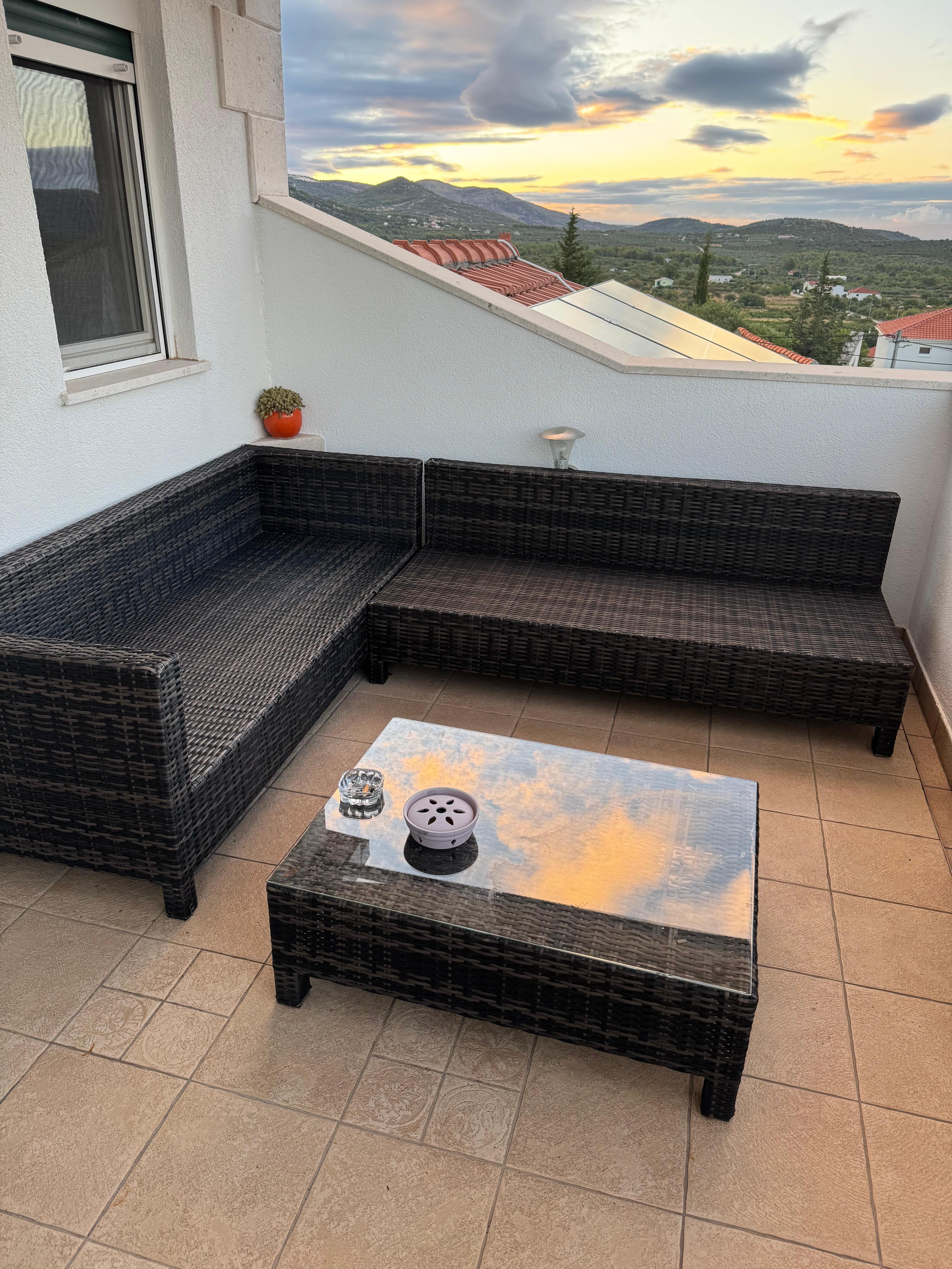 Polster für die Couch und Schaukel sind vorhanden