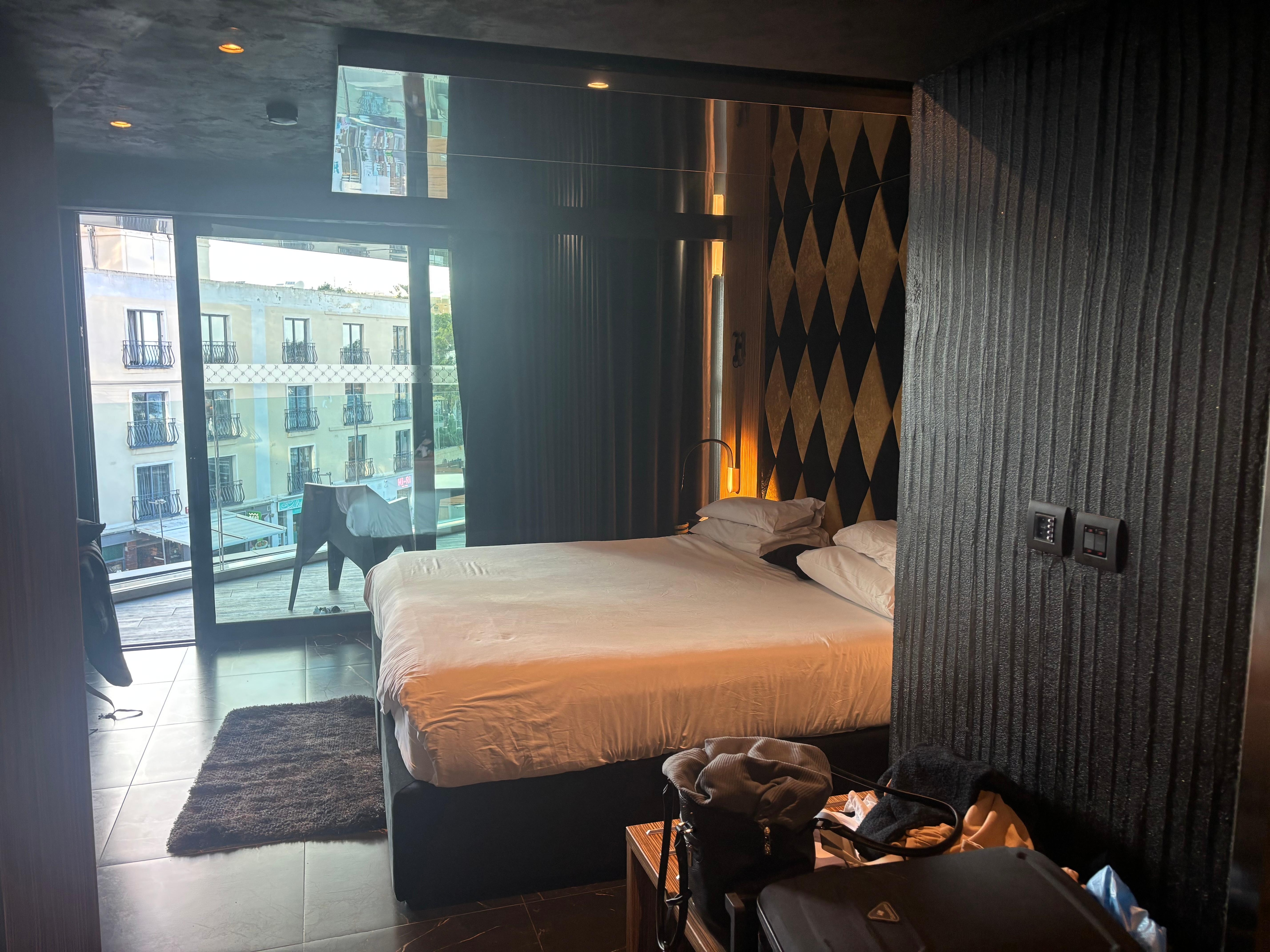 Hotelzimmer mit Spiegel an der Decke.