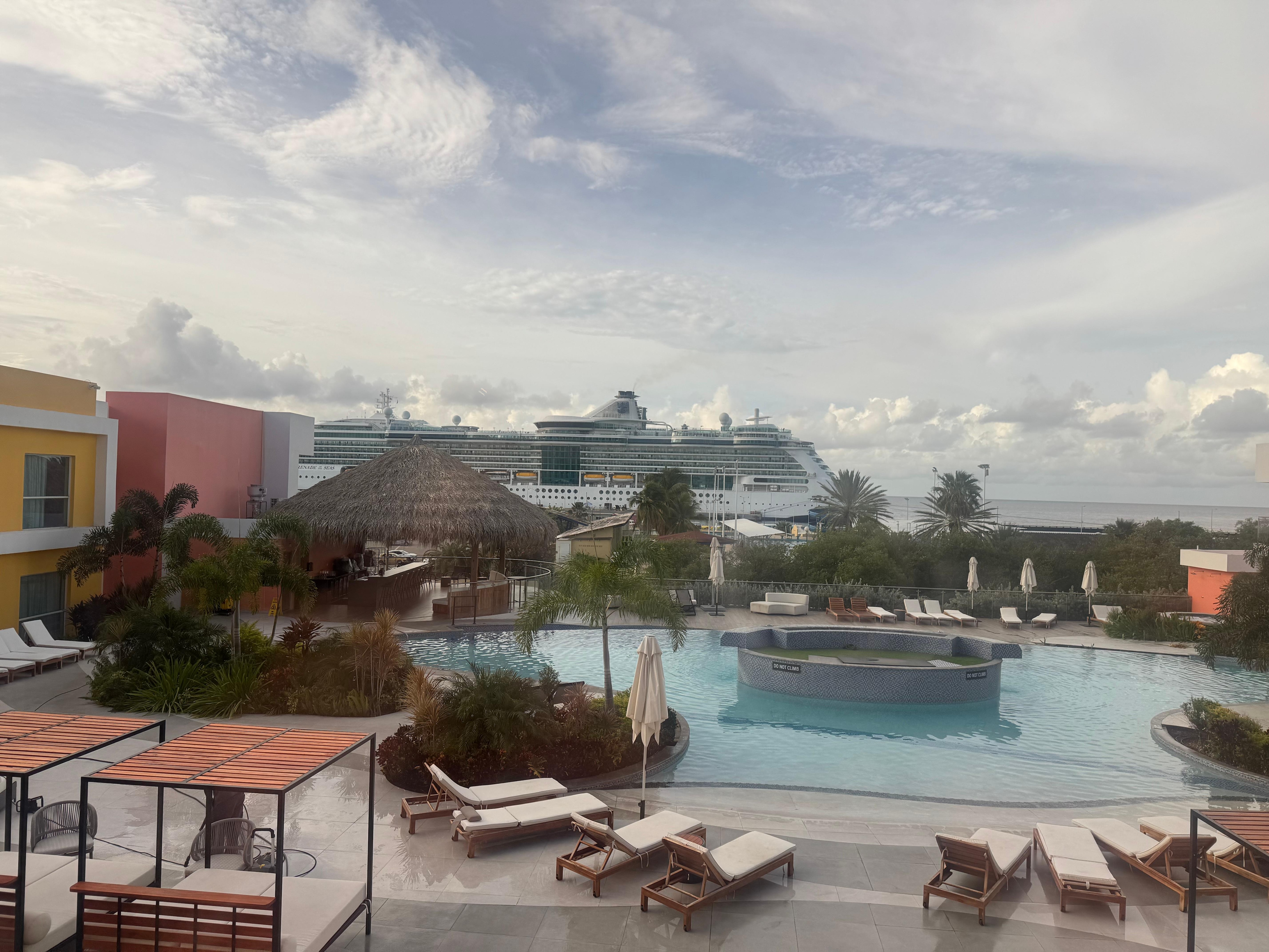 Vista hacia zona de piscinas y bar contemplando los cruceros que llegan permanentemente. 