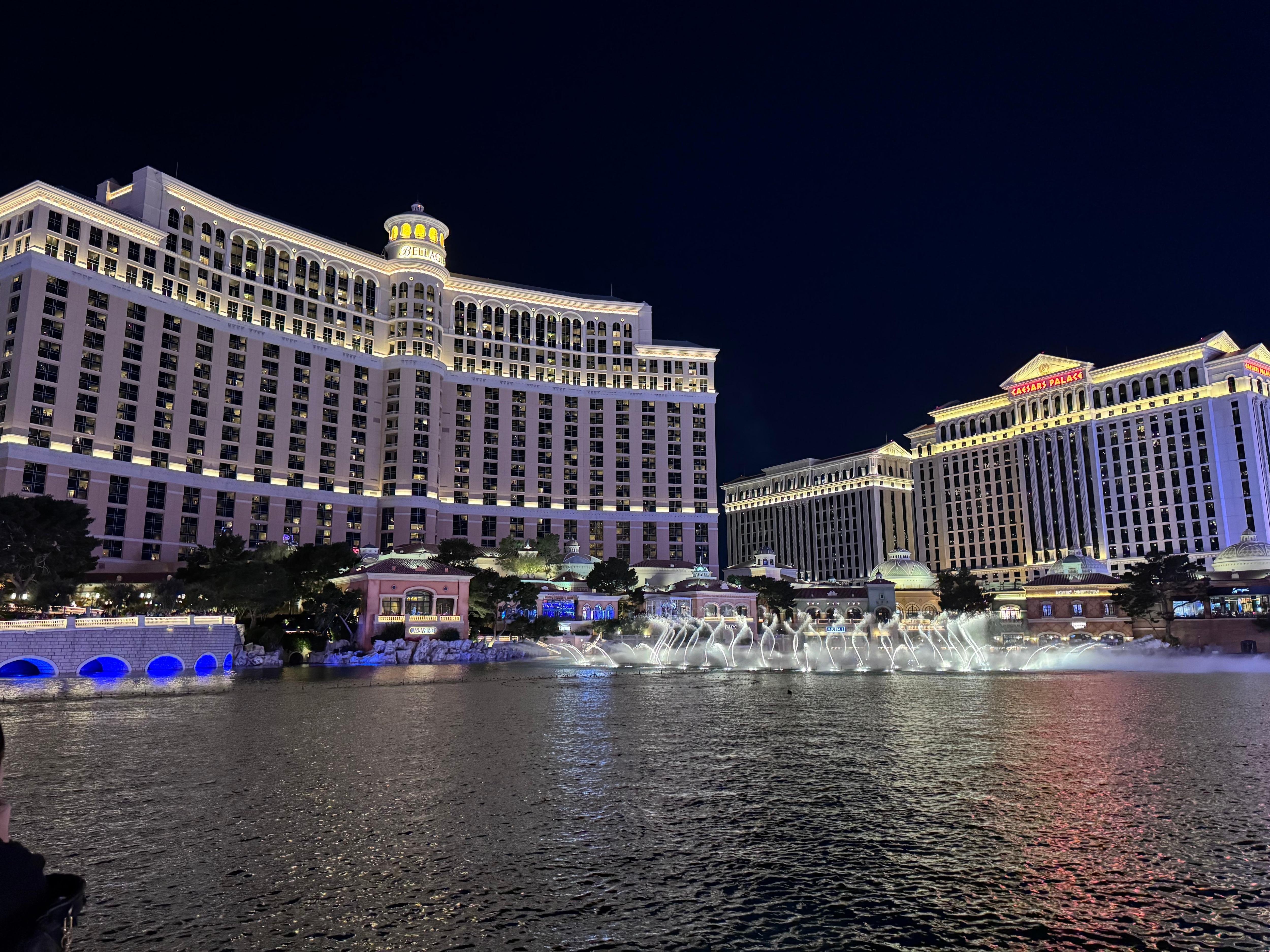 Vista de frente pra fonte a noite 