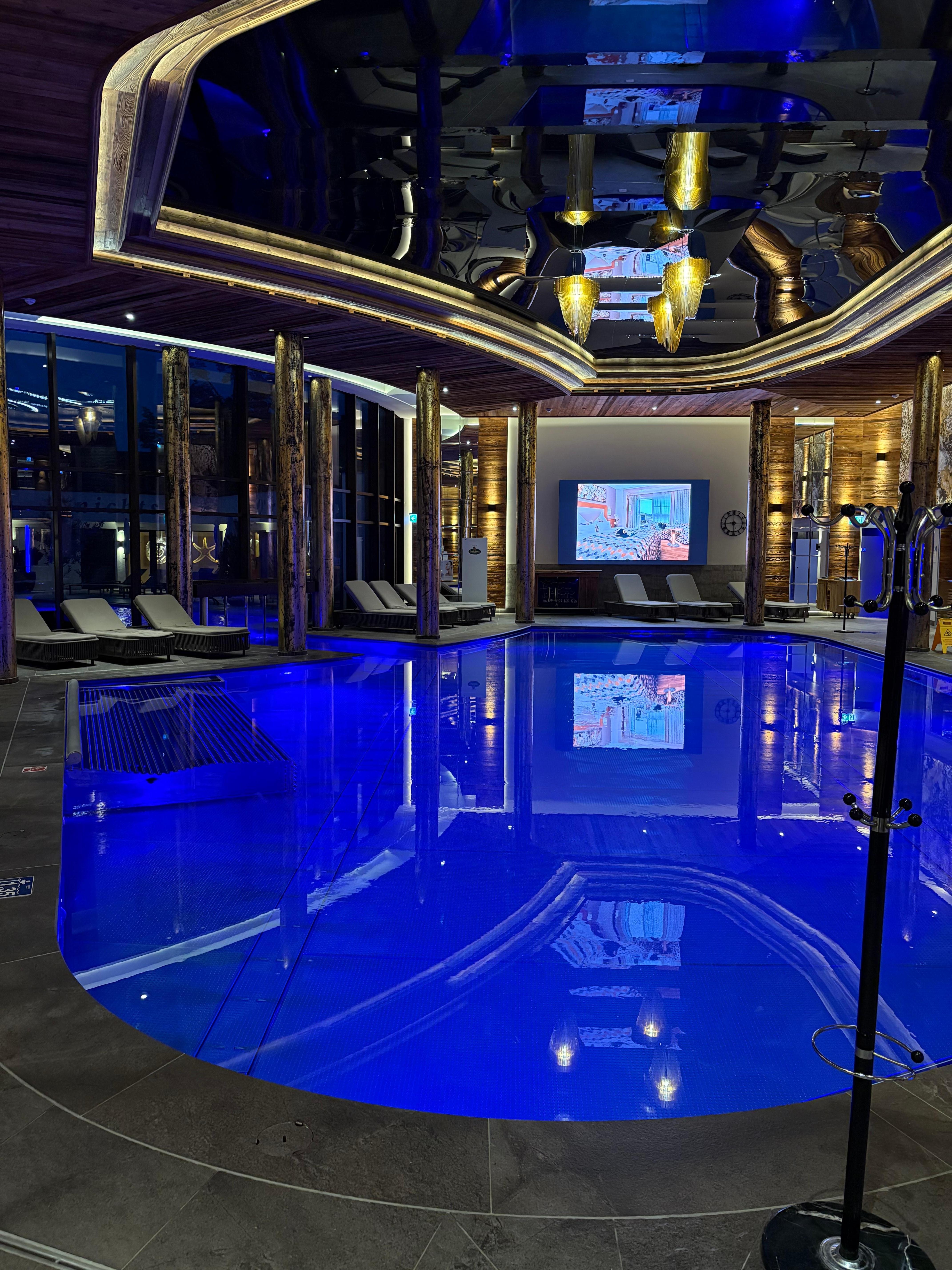 Innenbecken mit swimmout