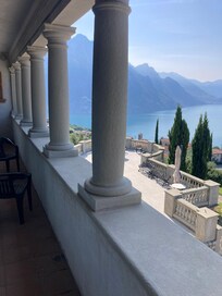 Balkon und Ausblick der größeren Wohnung im ersten Stock.