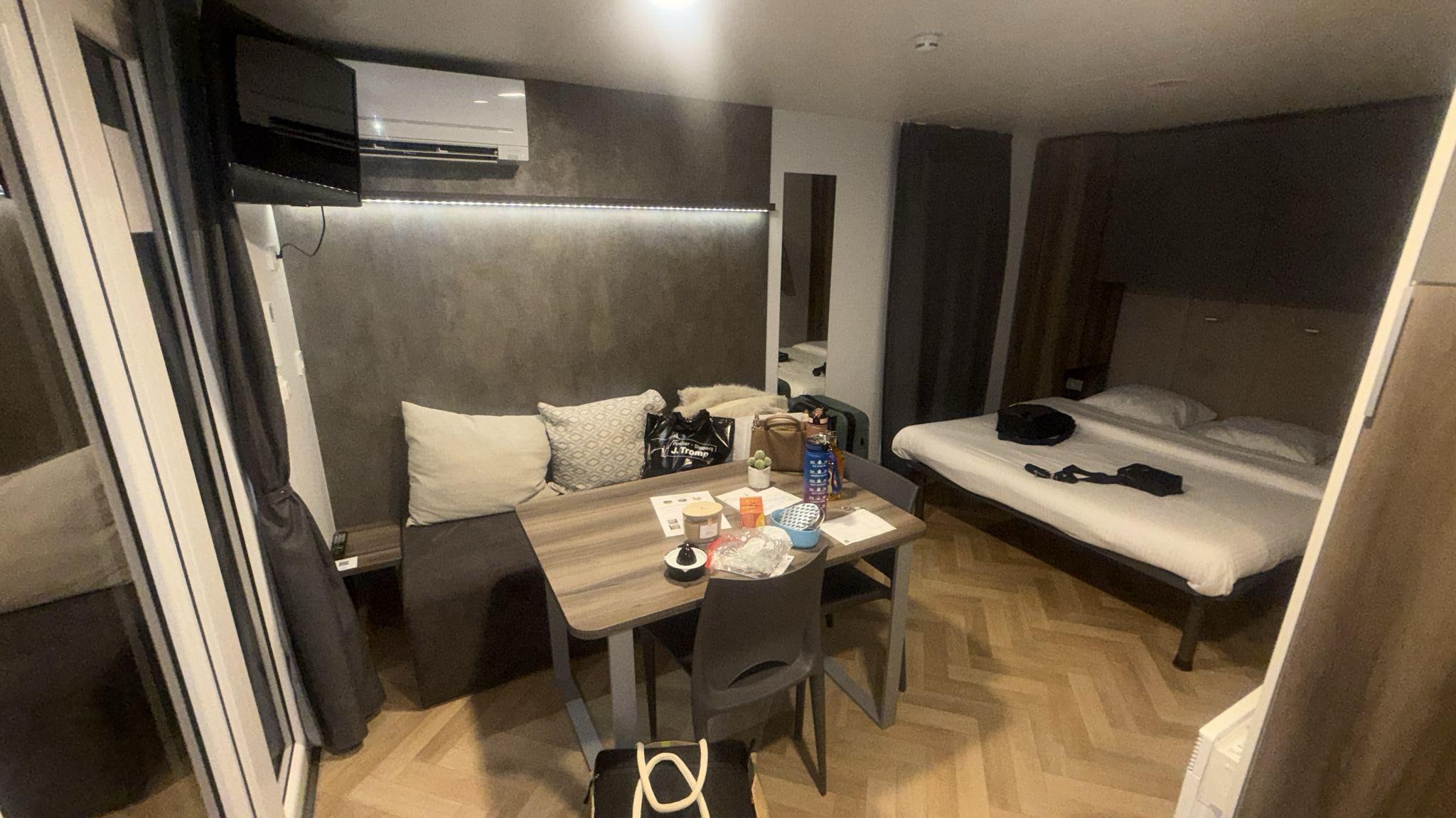 Woon en slaap vertrek groot genoeg. Niks te klagen. Zelfs een vaatwasser. 