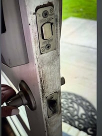 The door lock / condition of door.