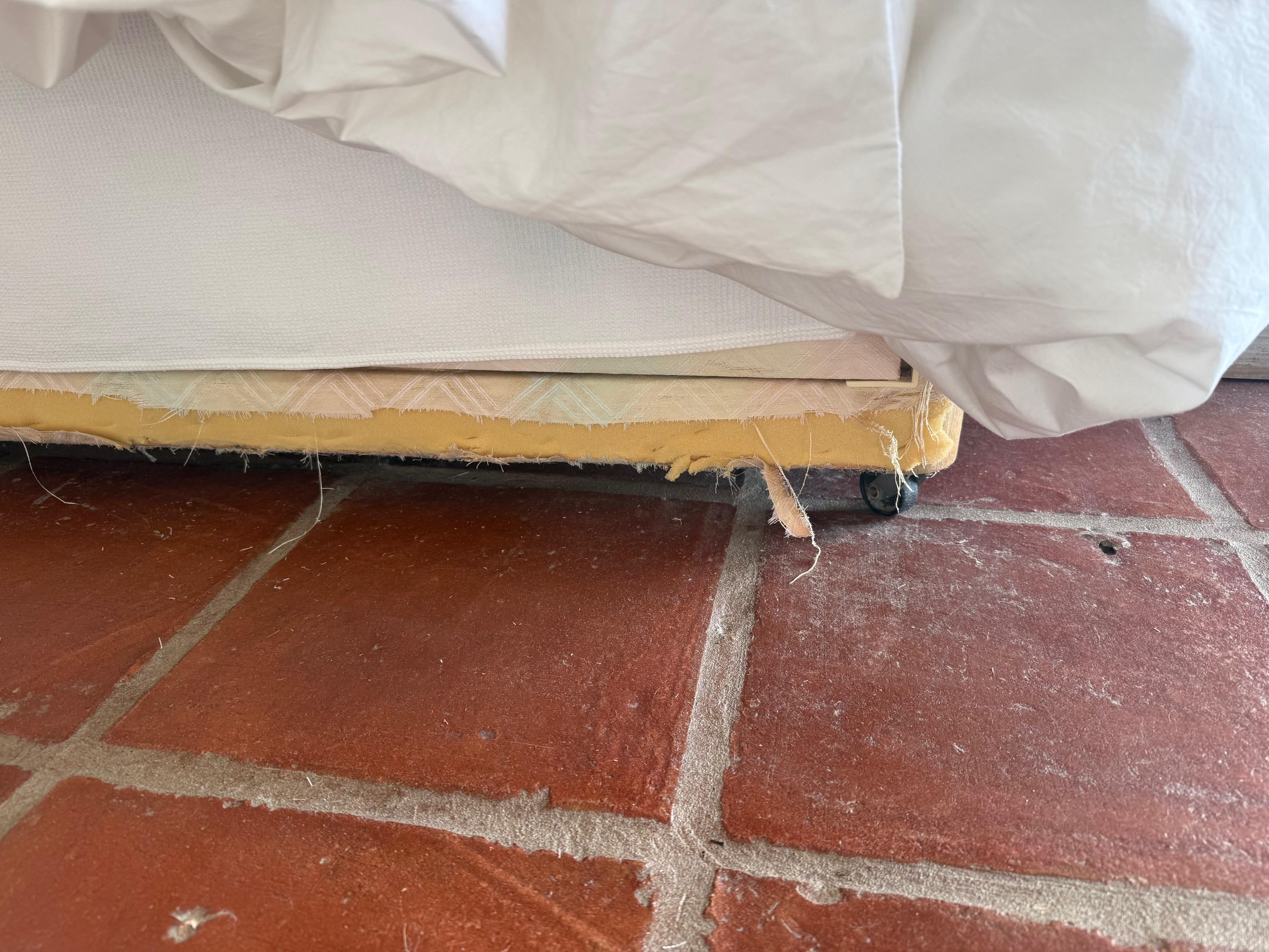 Bett mit Stofffetzen