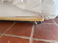 Bett mit Stofffetzen