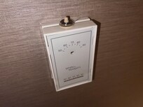 An old ac control with internal pieces sitting on top. No control whatsoever.