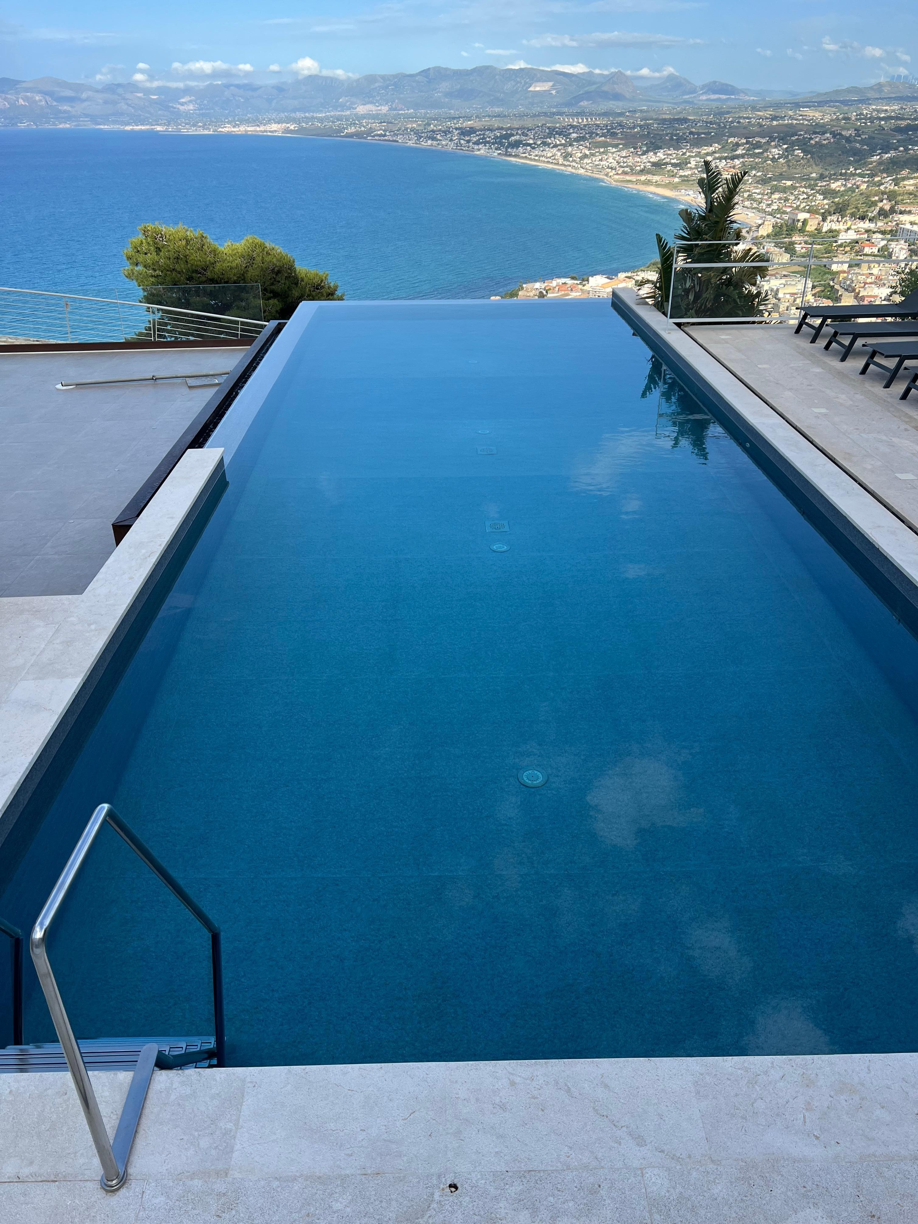 Infinity pool