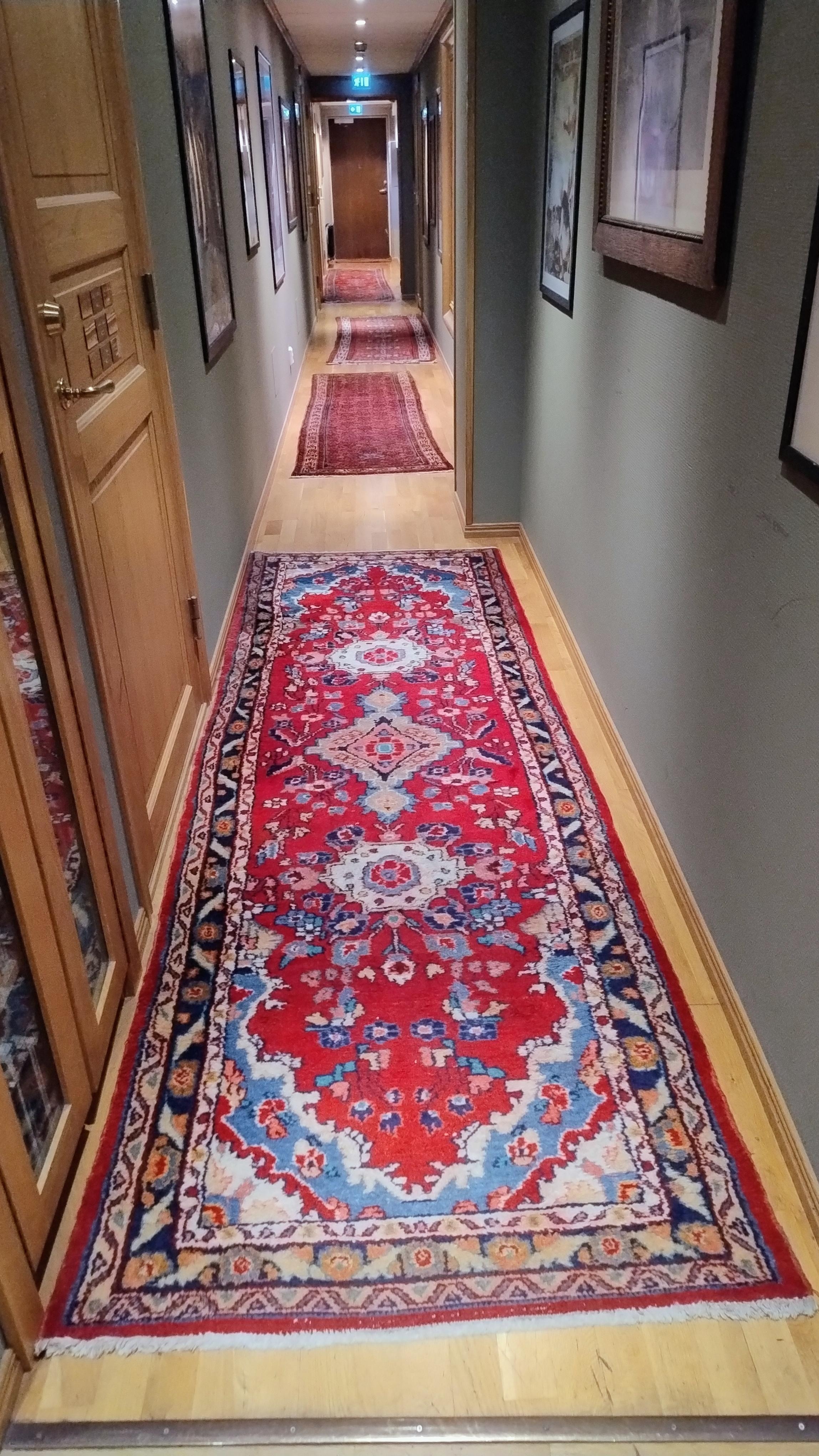 Persiska mattor överallt.