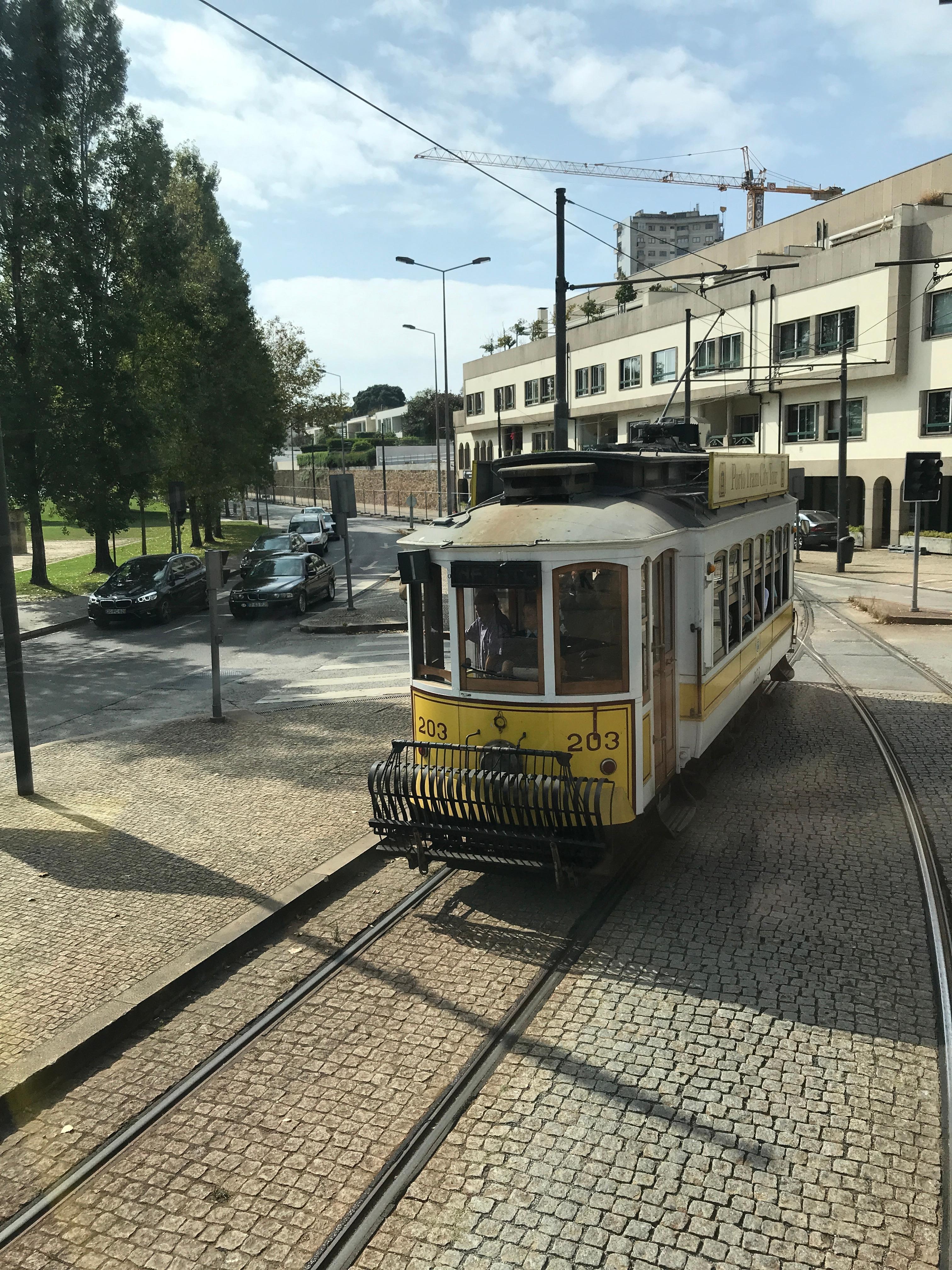 Lokal sporvogn langs floden