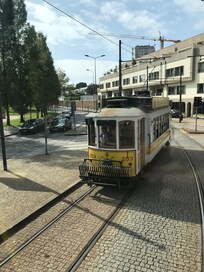 Lokal sporvogn langs floden