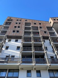 Mooi complex, met lift snel naar 4e etage met ski-hok op de 1e verdieping