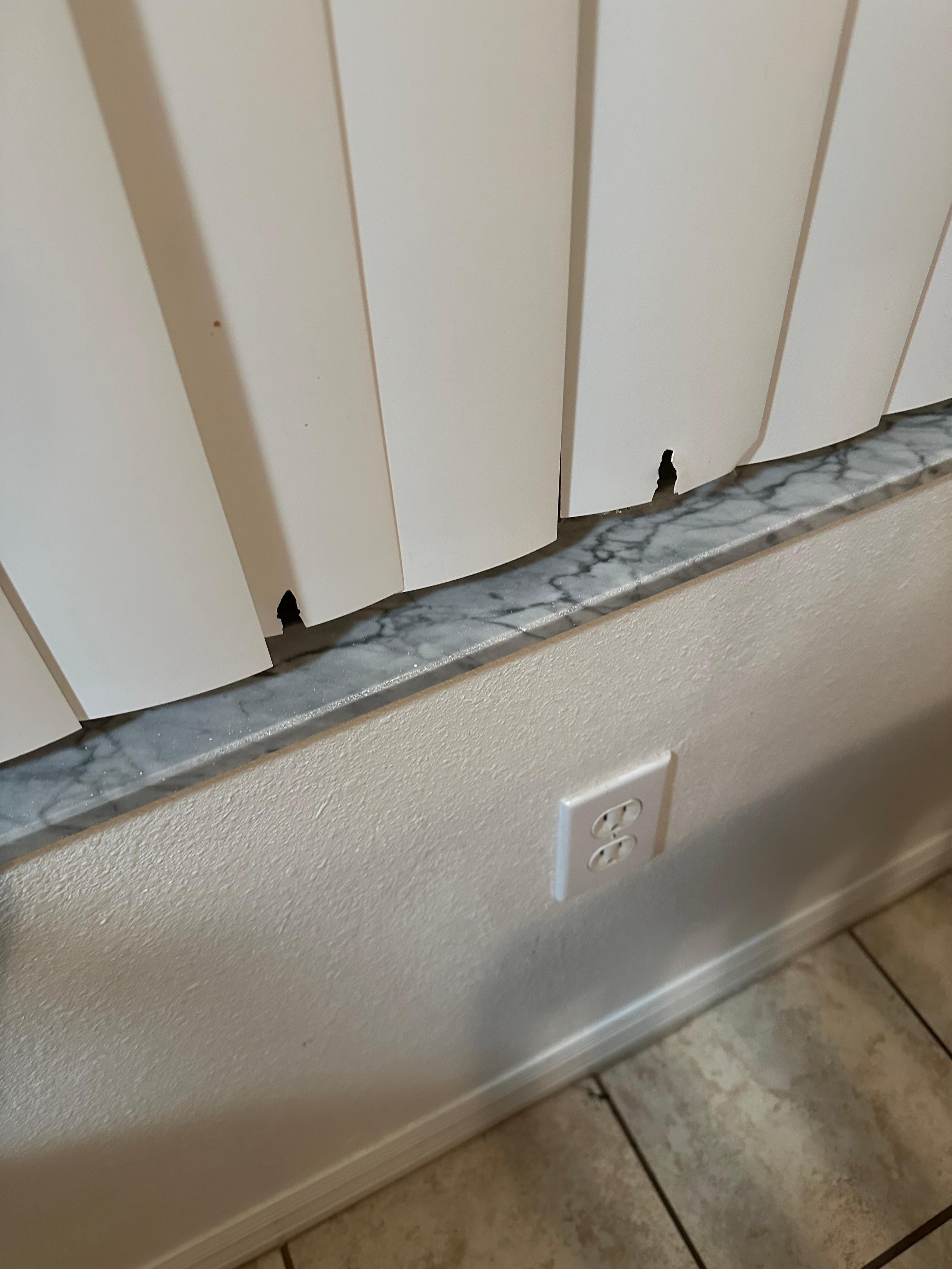 Broken uneven blinds 