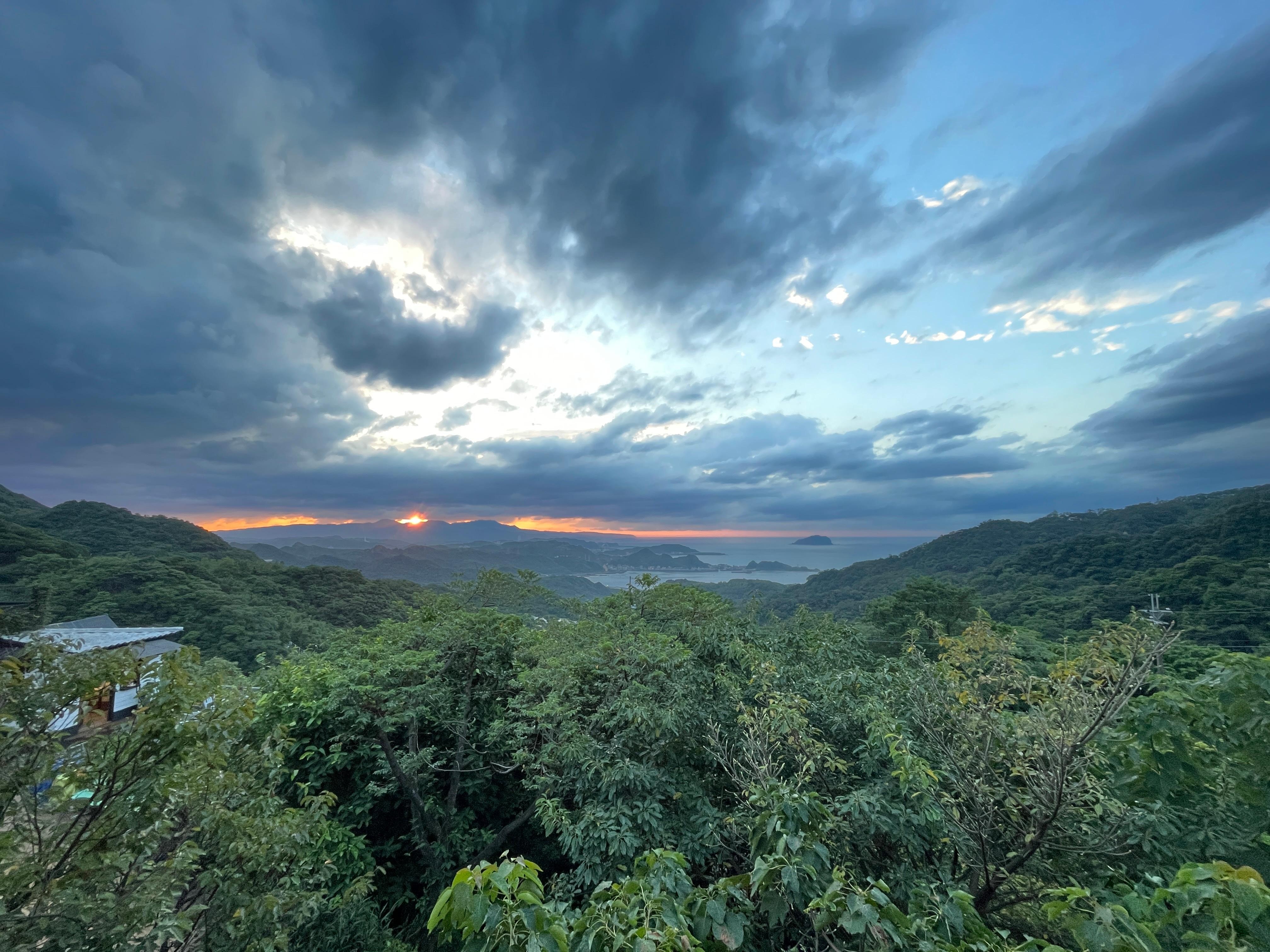 遠觀象鼻岩