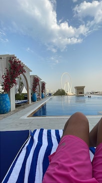 Piscine, petite pour beaucoup de personnes, mais trĂšs belle le matin lorsquâil y a personne