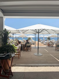 Der private Beachclub von Radission Hotel